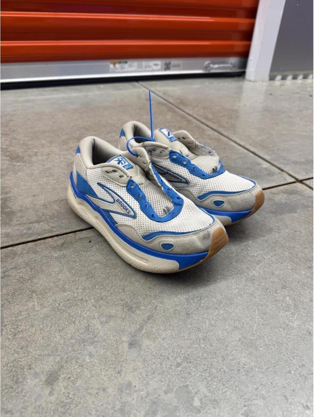 brooks ghost max se white and blue running gym shoes size 7.5 MENS